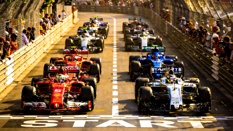 F1摩纳哥大奖赛发车格，各色赛车在街道赛道上整齐排列等待灯灭起跑