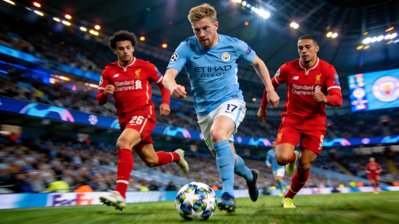 曼城对阵利物浦的英超焦点战，德布劳内带球突破利物浦中场防线