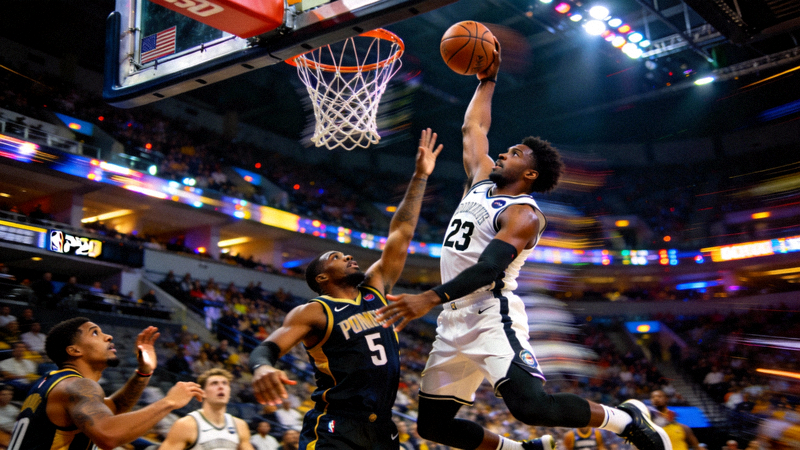 NBA季后赛关键时刻，球员突破防守完成势大力沉的单手劈扣